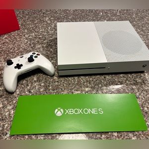 Xbox One S White Console with one controller